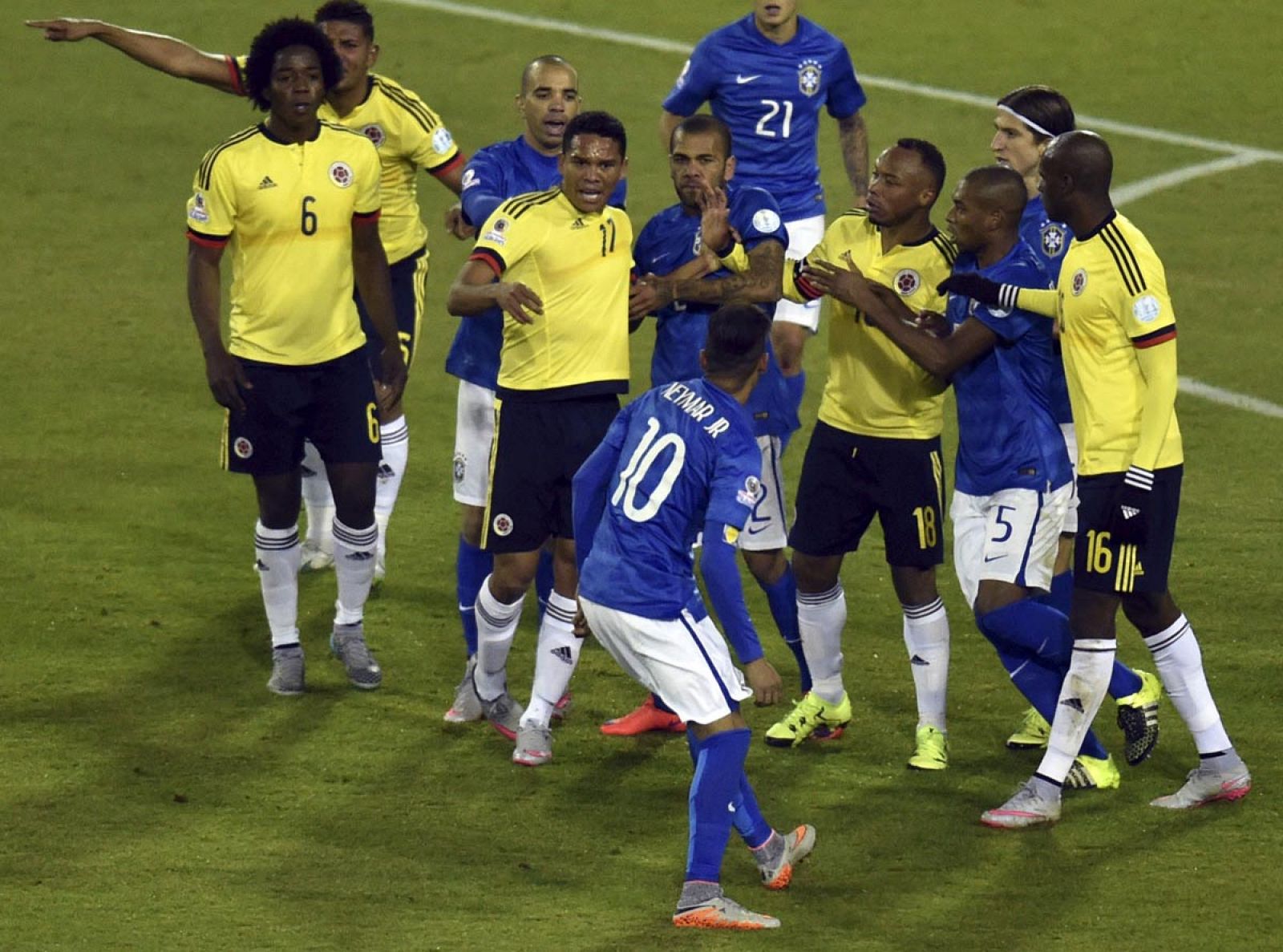 Imágenes de la tangana entre Neymar y Bacca en el partido que disputaron Brasil y Colombia.