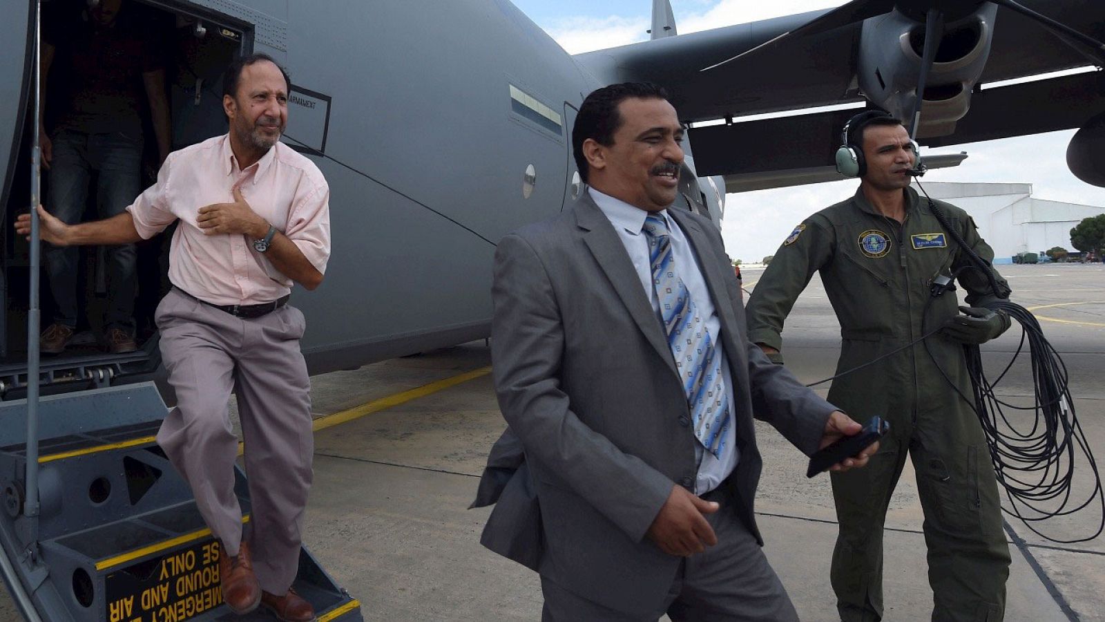 Algunos de los funcionarios tunecinos secuestrados en Libia aterrizan en al aeropuerto militar de Al Awina, Túnez.