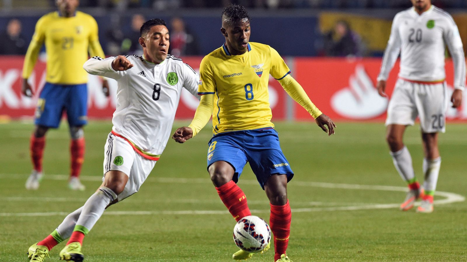 El ecuatoriano Miller Bolaños controla un balón ante el defensa de la selección de México Marco Fabian de la Mora durante el encuentro que disputaron los dos combinados.