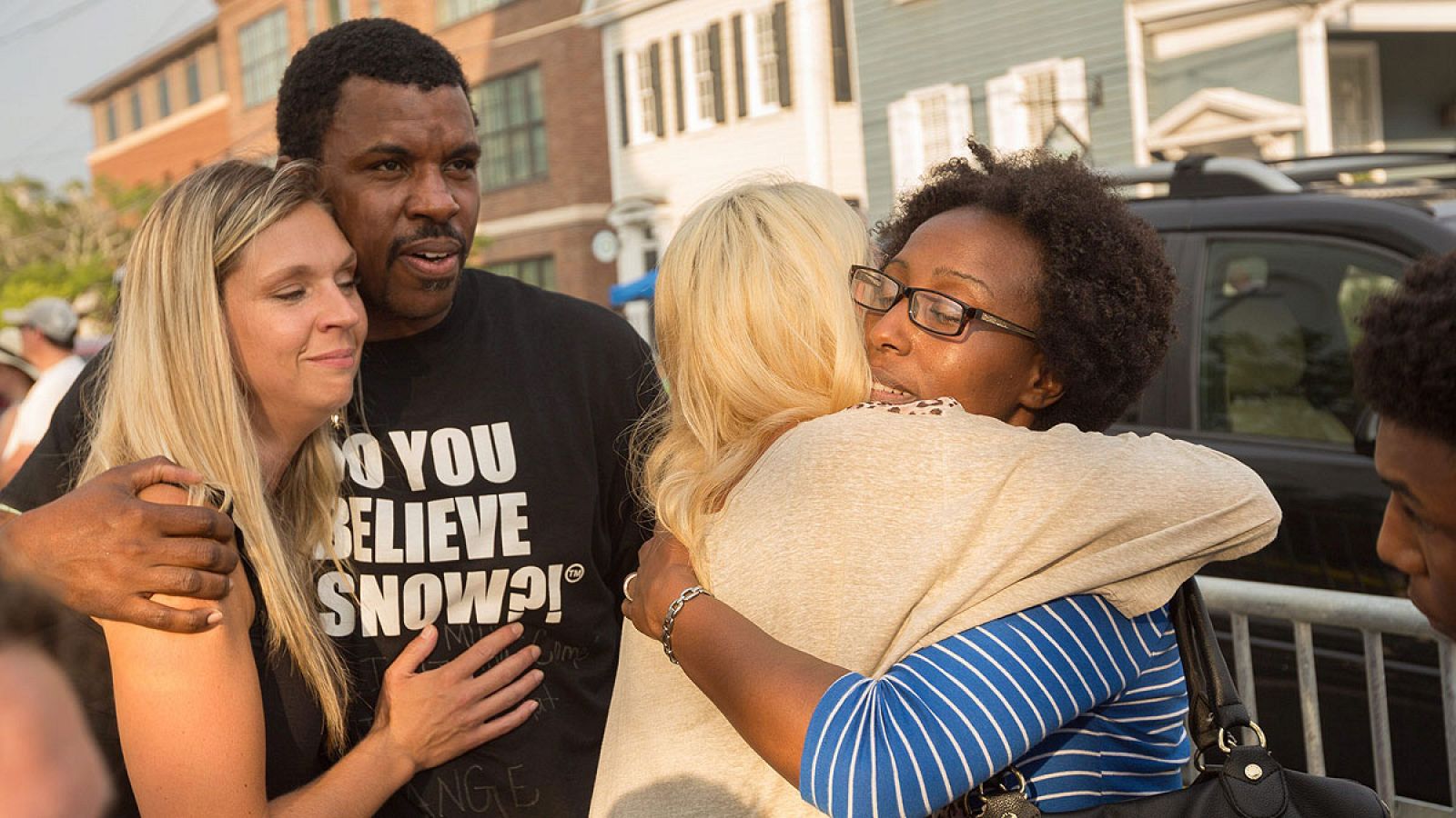 Vecinos de Charleston celebran una vigilia por las víctimas