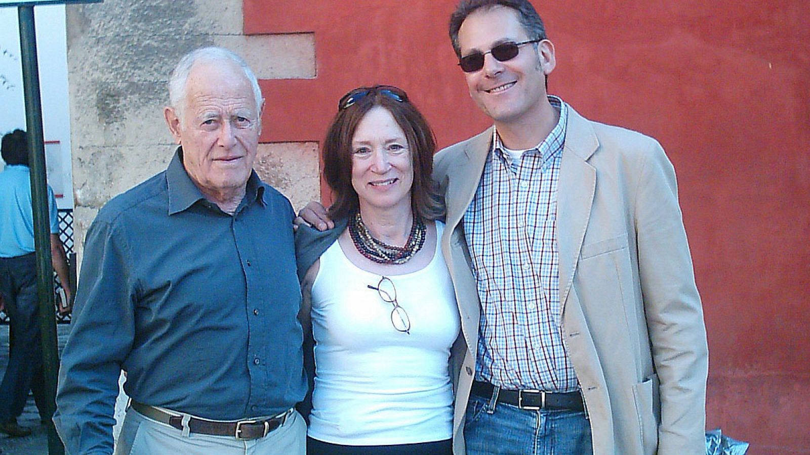 El escritor James Salter junto a su mujer y su editor