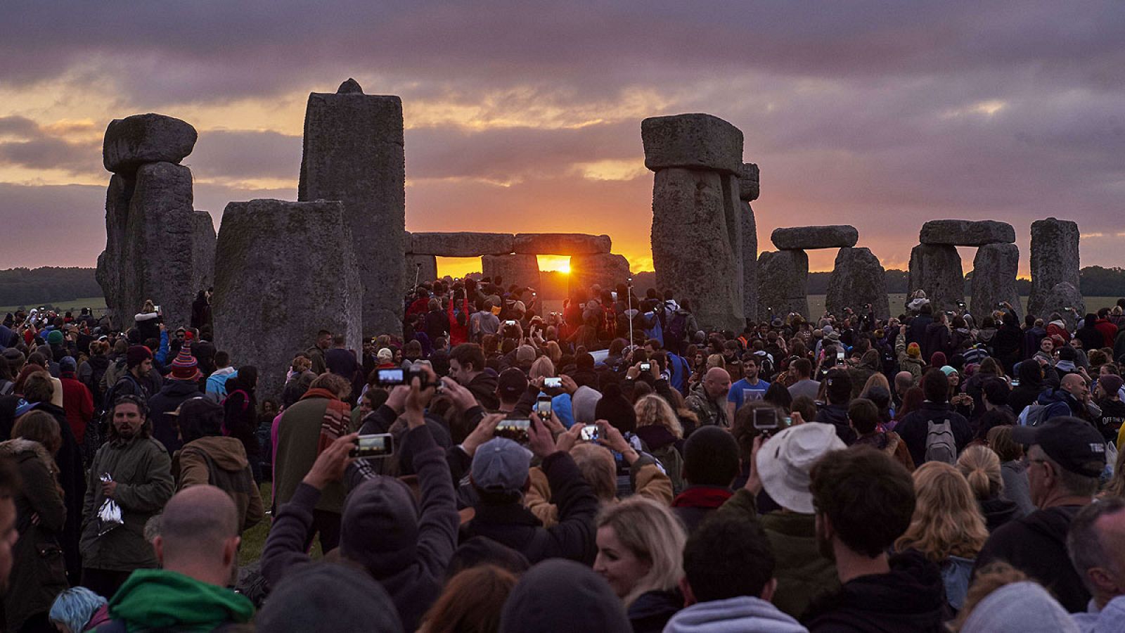 Miles de personas contemplan el solsticio de verano en Stonehenge