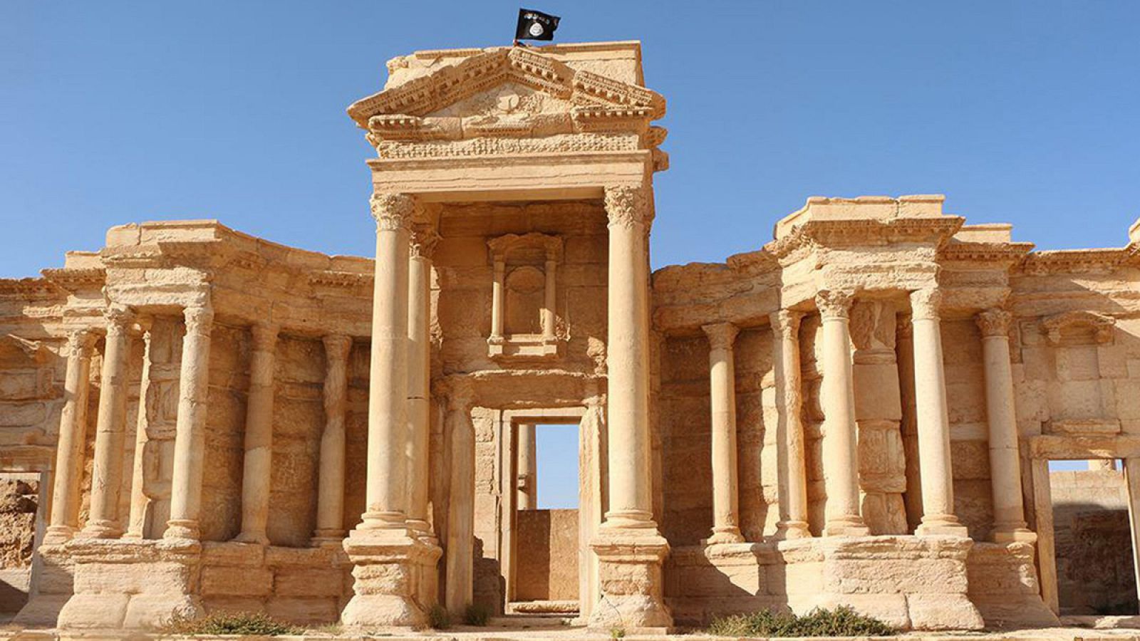 Ruinas de Palmira con una bandera del Estado Islámico en una imagen distribuida por un medio afín a los yihadistas a finales de mayo.