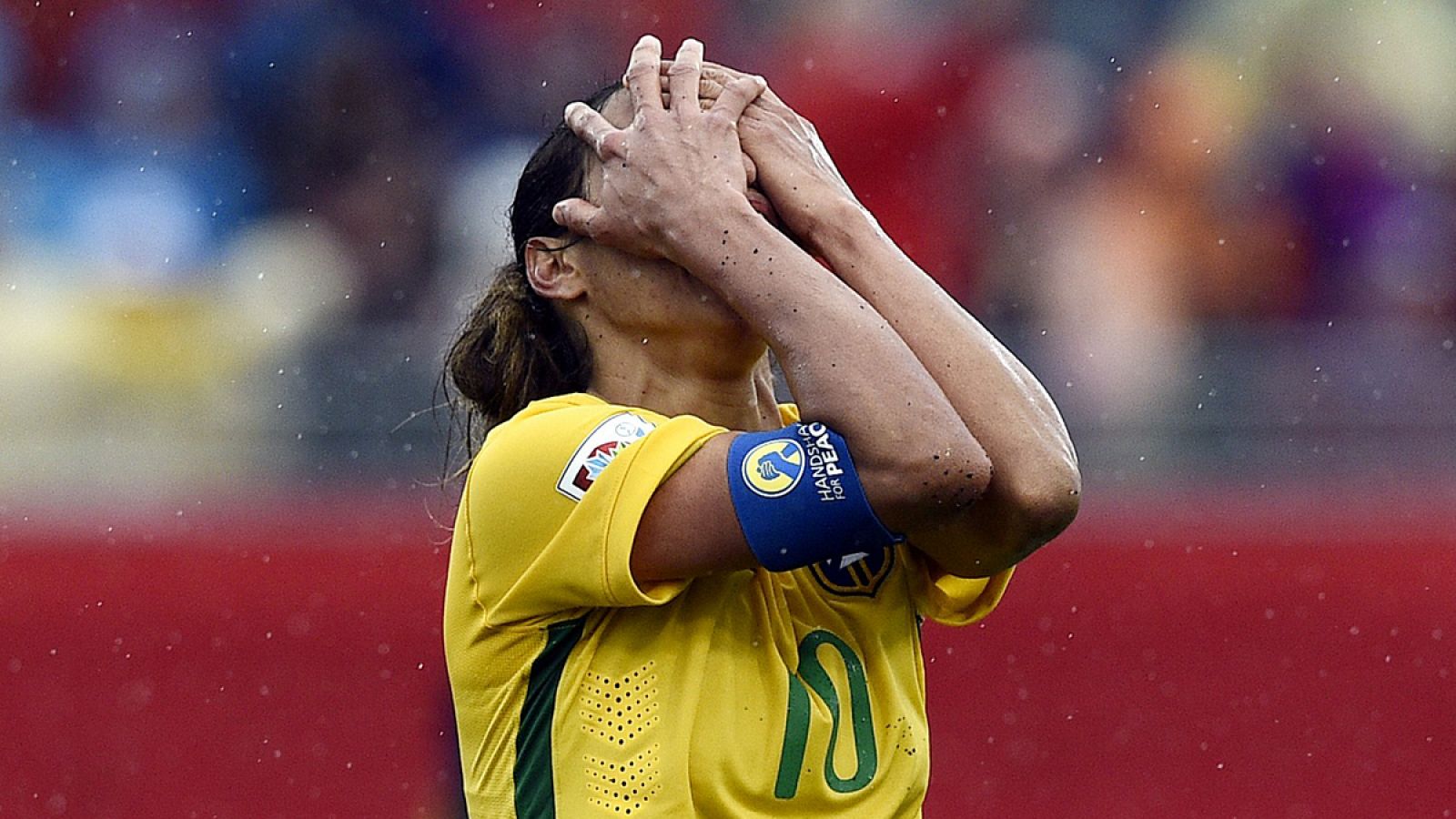 La centrocampista brasileña Marta reacciona ante la derrota de su equipo ante Australia en los octavos de final del Mundial de Fútbol Femenino de Canadá 2015.
