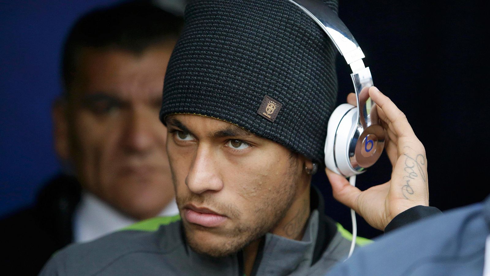 Neymar, con auriculares, en la grada del Brasil-Venezuela que dio el pase a la Canarinha a cuartos.