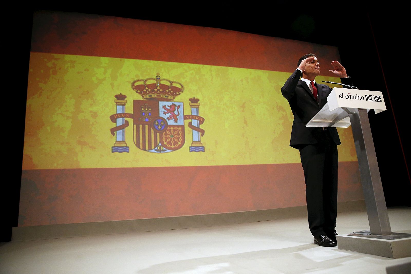 El secretario general del PSOE, Pedro Sánchez, explicó este lunes el uso de la bandera de España en el acto en el que fue proclamado candidato socialista a la Presidencia del Gobierno.