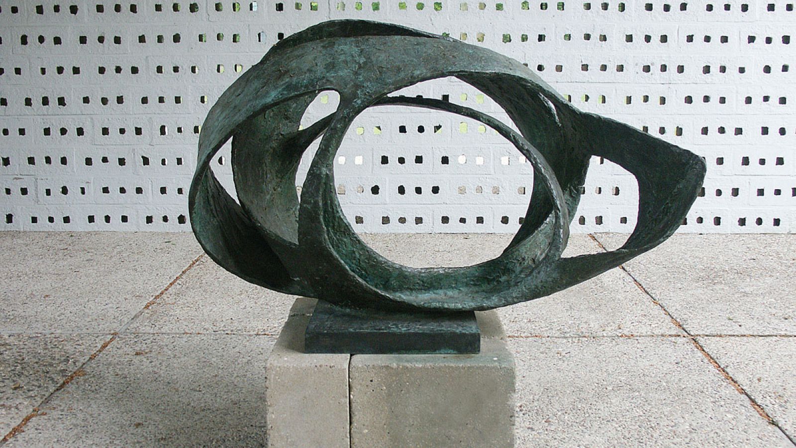 Barbara Hepworth. 'Oval Form' (Trezion) 1961-63. Aberdeen Art Gallery and Museums Collections.