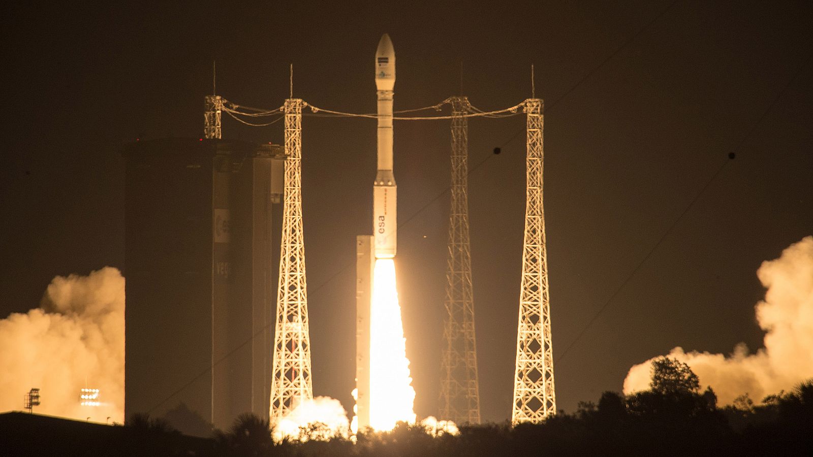 Despegue del cohete Vega desde Kourou (Guayana Francesa), que lleva a bordo el satélite Sentinel-2A.