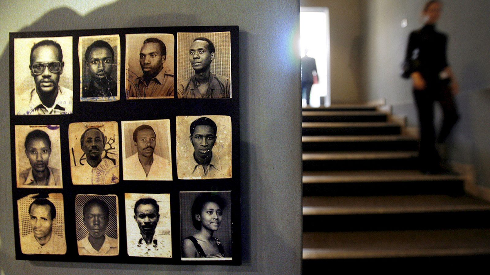 Fotografías de víctimas del genocidio de Ruanda, en el monumento conmemorativo en Kigali (6 de febrero de 2008)