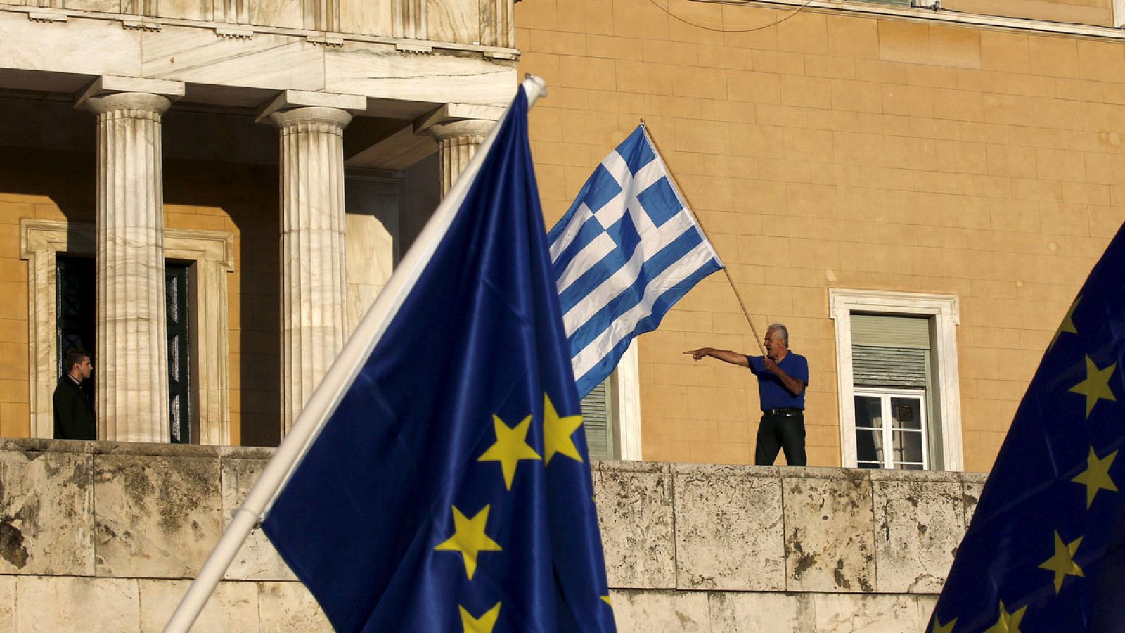 Un manifestante señala al guardia de seguridad del Parlamento griego