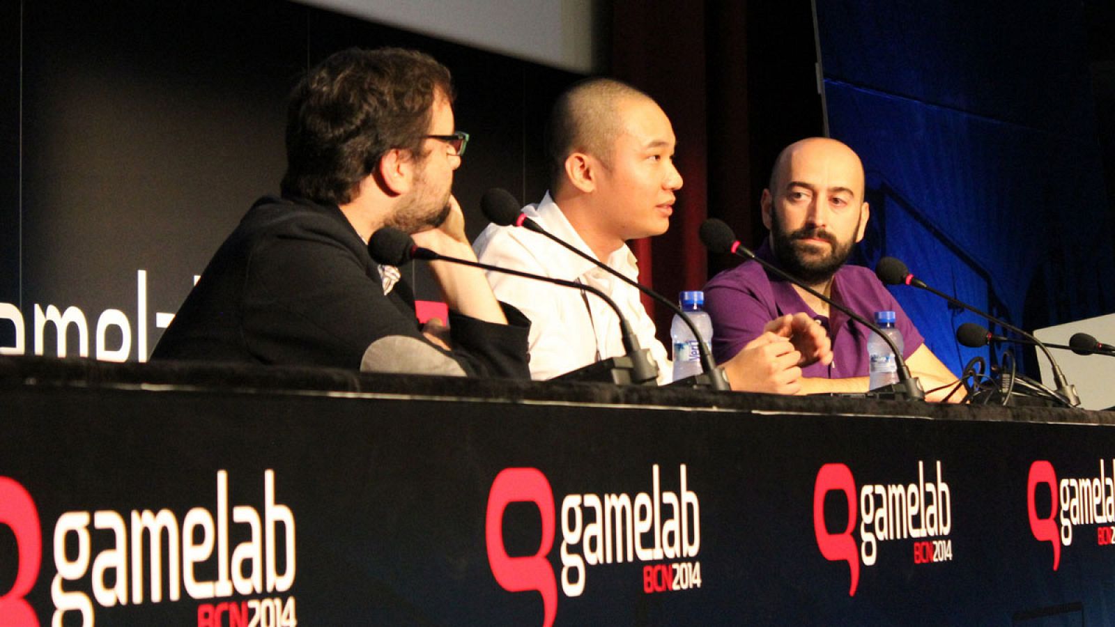 El creador de videojuegos independientes, Dong Nguyen, con Iván Lobo, director de Gamelab en 2014.