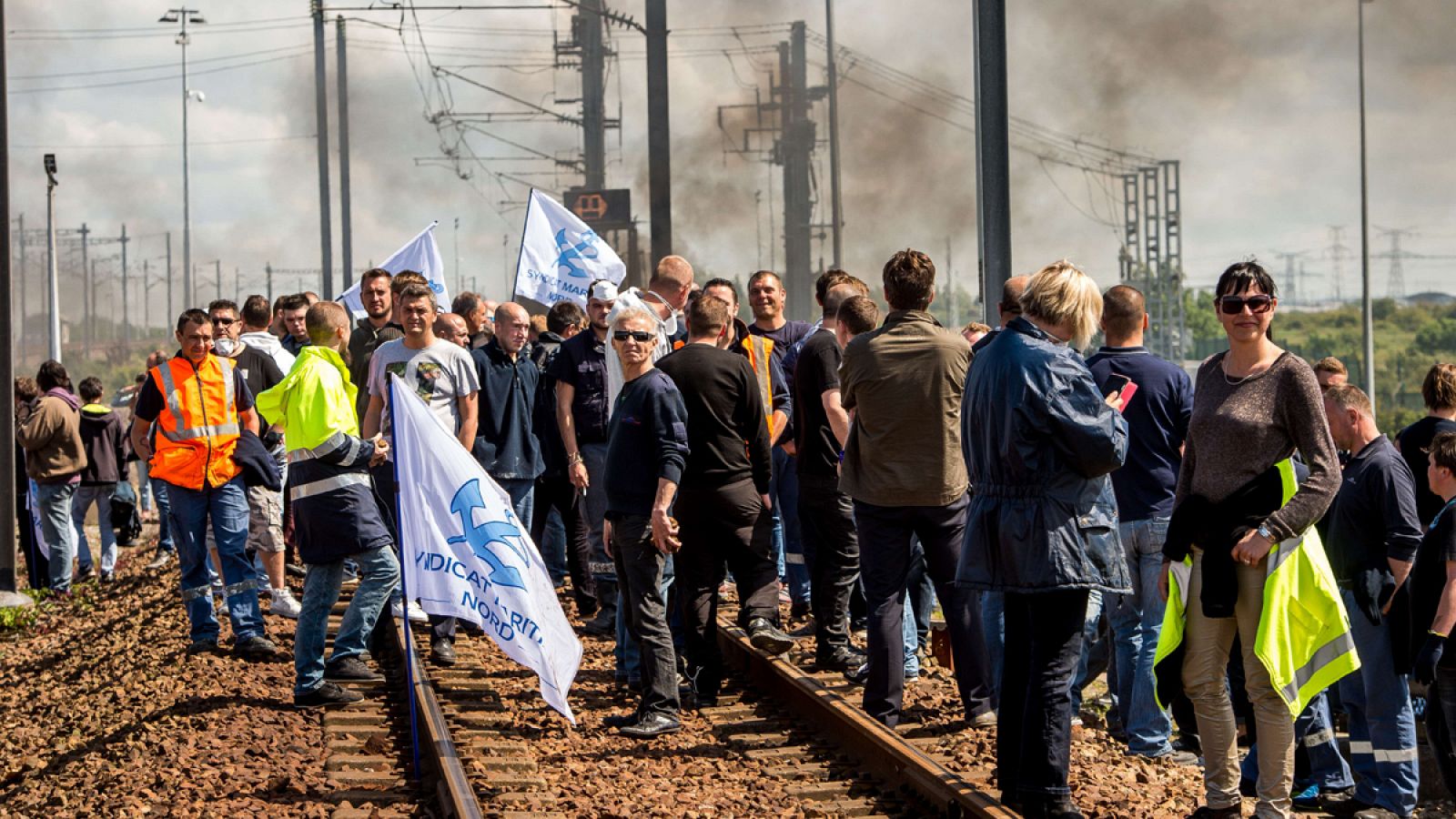 Un grupo de huelguistas cortan las vías del Eurotunnel