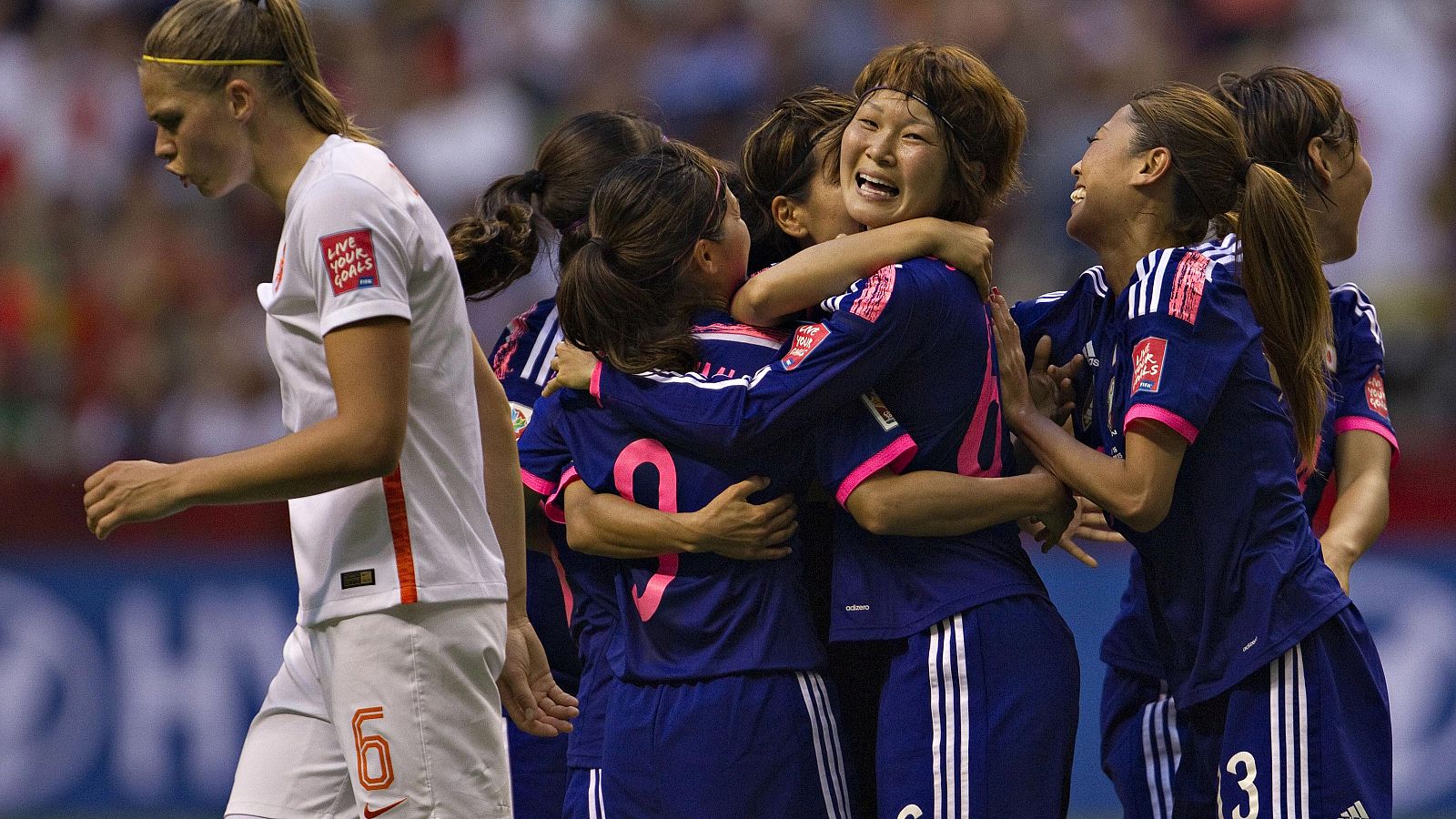Japón celebra el gol de Mizuho Sakaguchi contra Holanda.