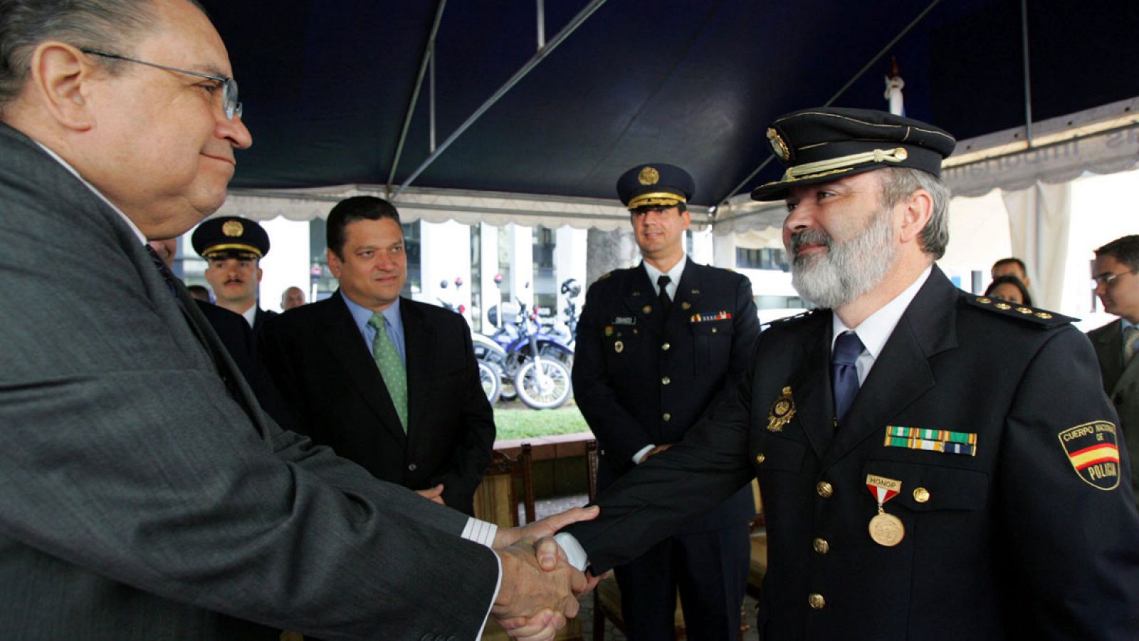 El presidente de Costa Rica Abel Pacheco ntrega la medalla de servicios excepcionales al comisario español Jesús Figón