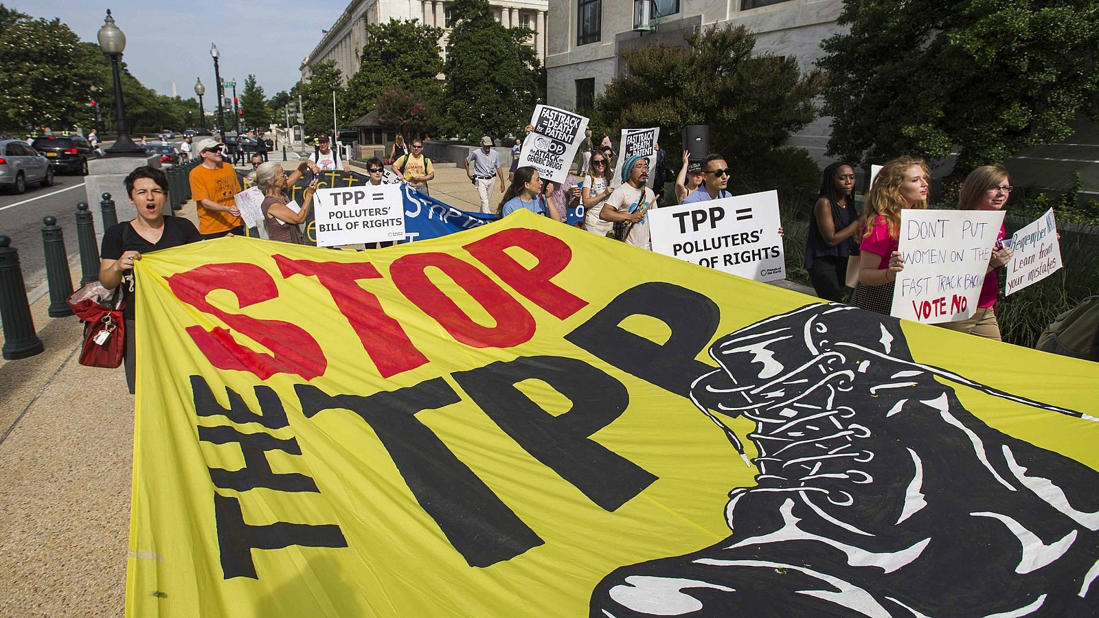 Varias personas protestan contra el Acuerdo de Asociación Transpacífico (TPP) del presidente estadounidense Barack Obama, frente al Capitolio, en Washington.