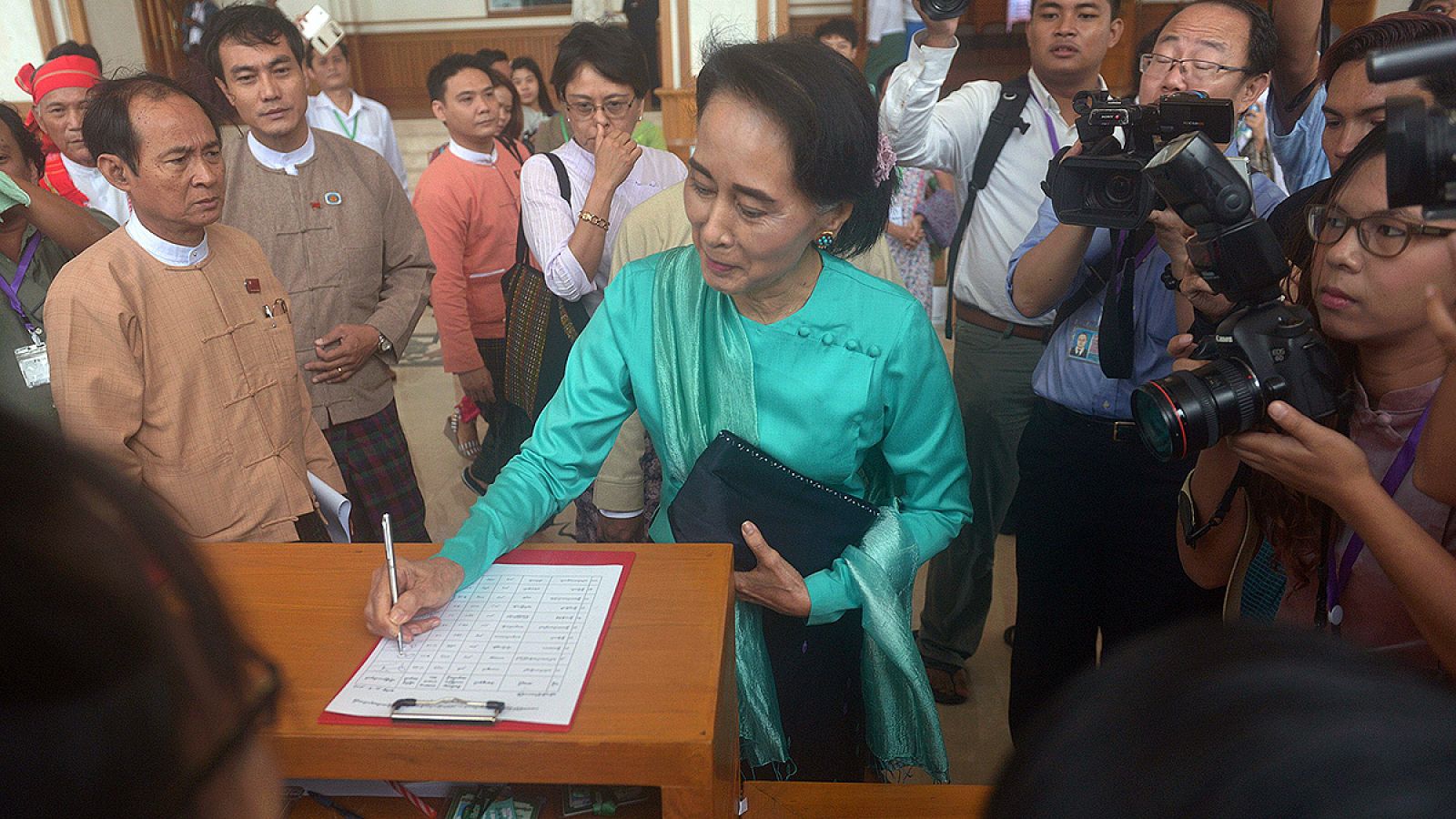 La líder opositora birmana Aung San Suu Kyi antes de entrar a la reunión del Parlamento que debatía la reforma para permitirle optar a la presidencia