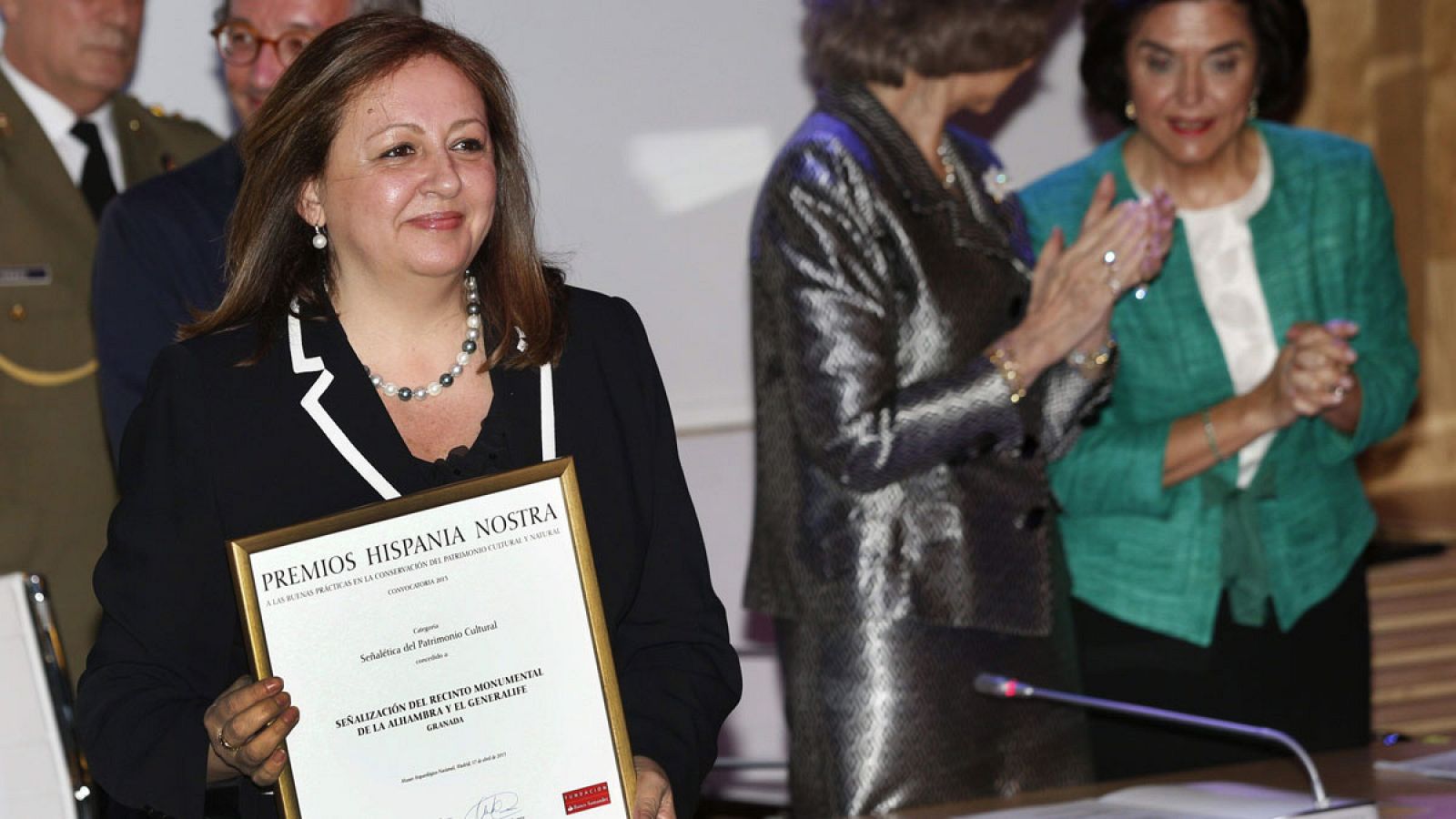 La directora general del Patronato de la Alhambra y Generalife, María del Mar Villafranca, recogiendo el Premio Europa Nostra en abril de 2015.