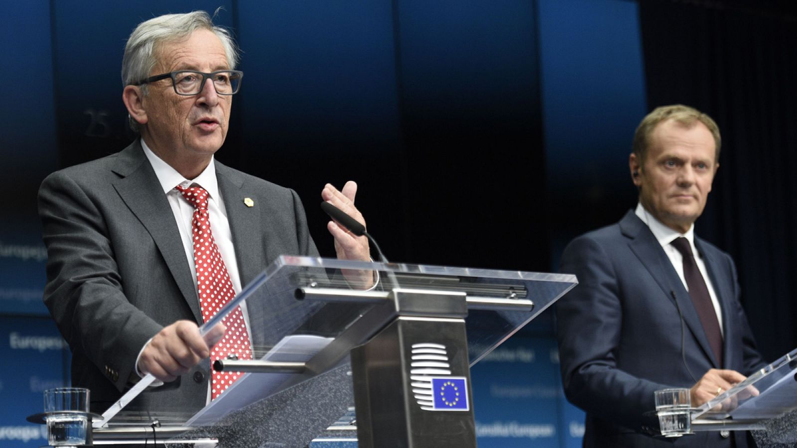 El presidente de la Comisión Europea, Jean-Claude Juncker y  el presidente del Consejo Europeo, Donald Tusk, tras la reunión de los Veintiocho.