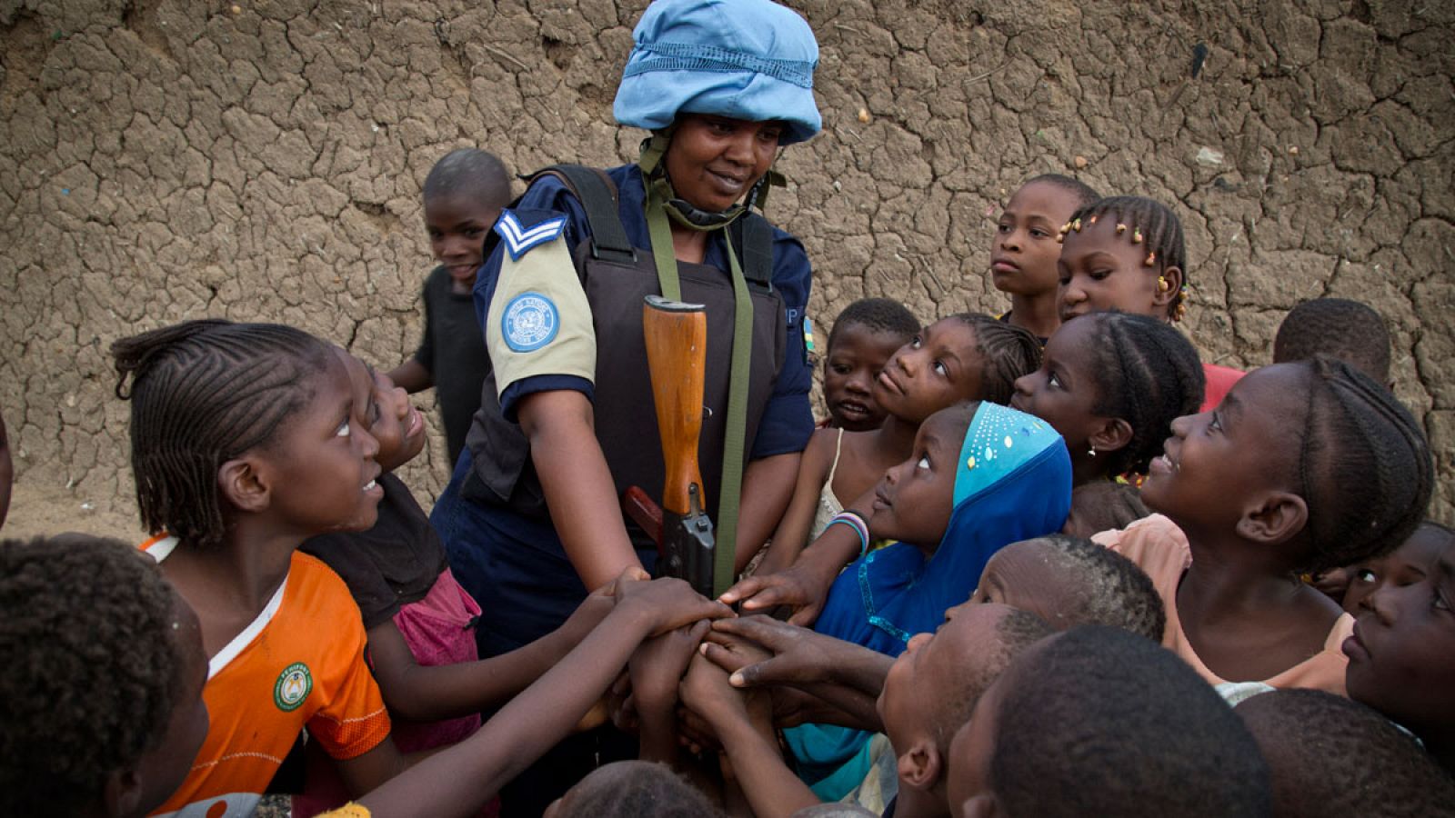 Una soldado de paz de la ONU patrulla las calles de Gao, en Mali, como parte de los trabajos de la MINUSMA.