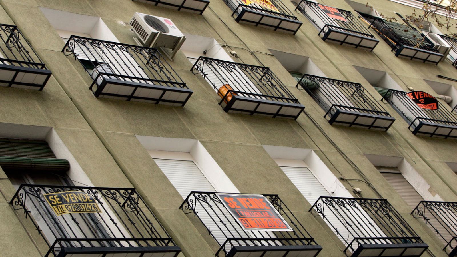 Carteles de viviendas en venta en un inmueble de Madrid