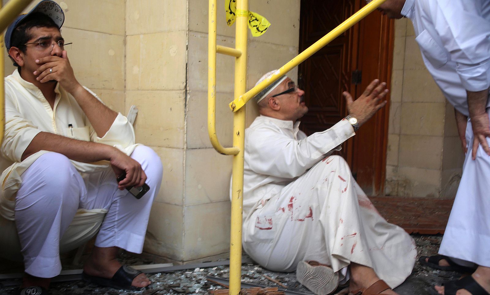 La explosión en la mezquita de Al Iman Al Sadiq ha dejado varios muertos y heridos.