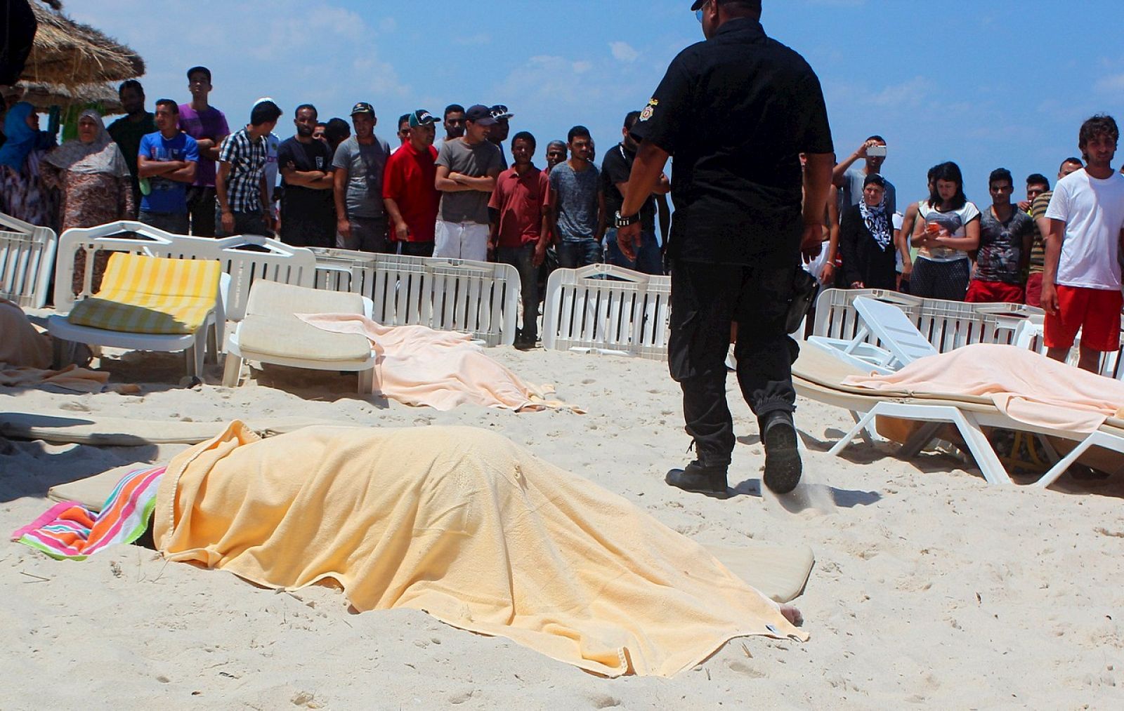 Cadáveres sobre la playa de Susa tras el atentado del 26 de junio.