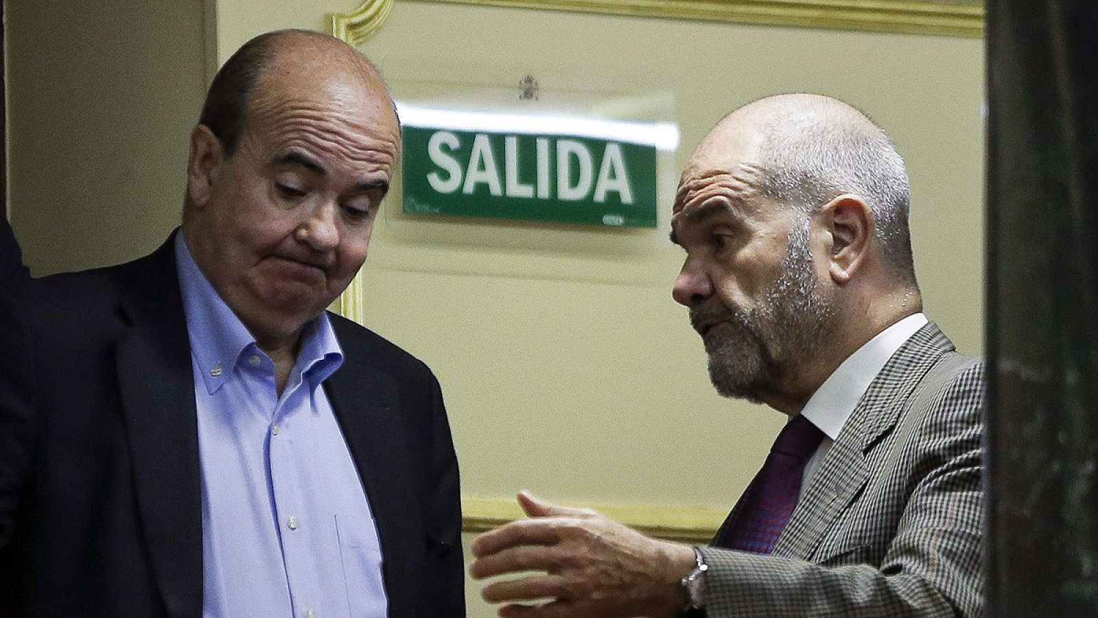 Manuel Chaves (d) y Gaspar Zarrías (i) conversan durante el pleno del Congreso.