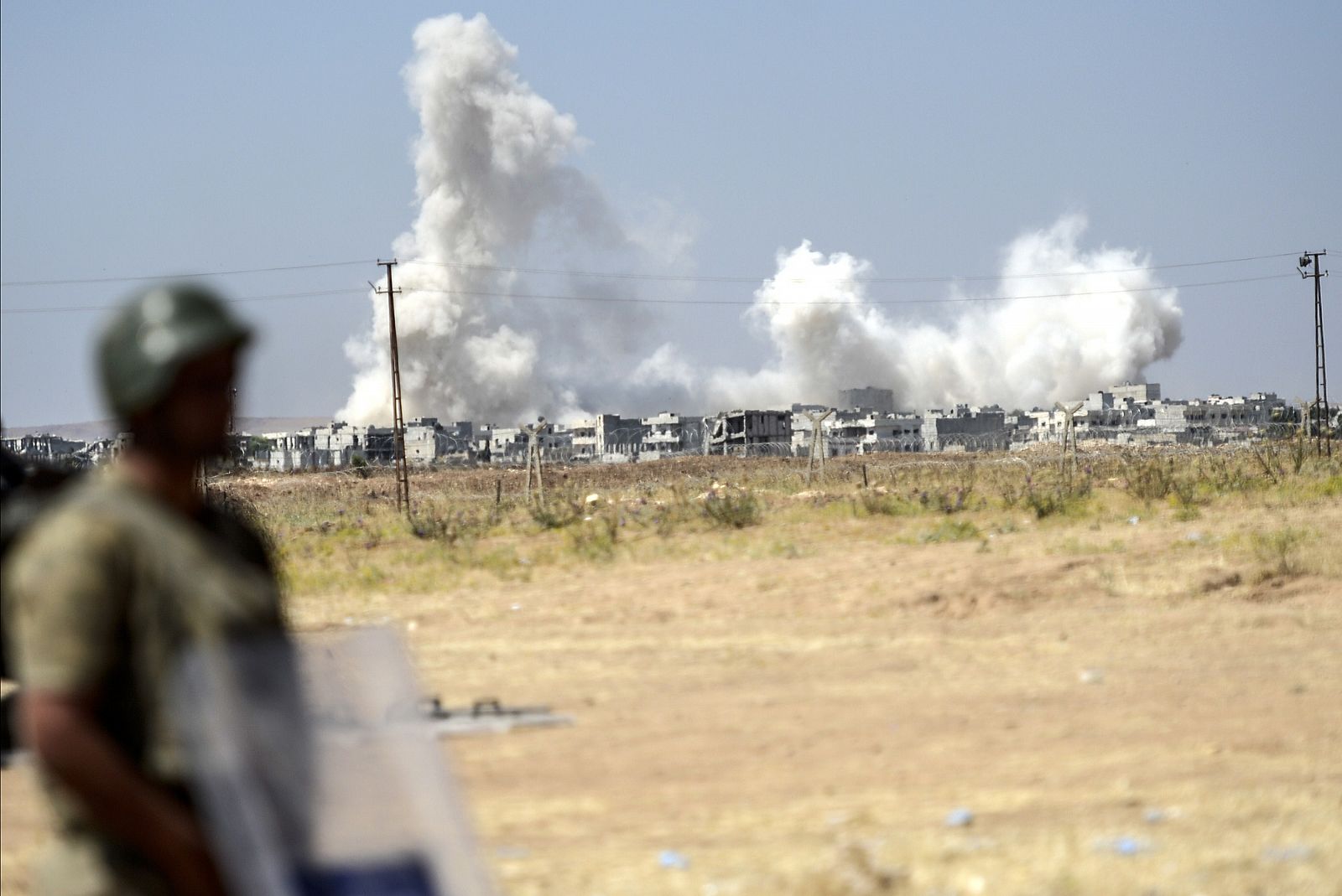 Fotografía tomada desde el lado turco de la frontera de las columnas de humo producidas por los combates en la localidad kurdo siria de Kobani. AFP PHOTO/BULENT KILIC