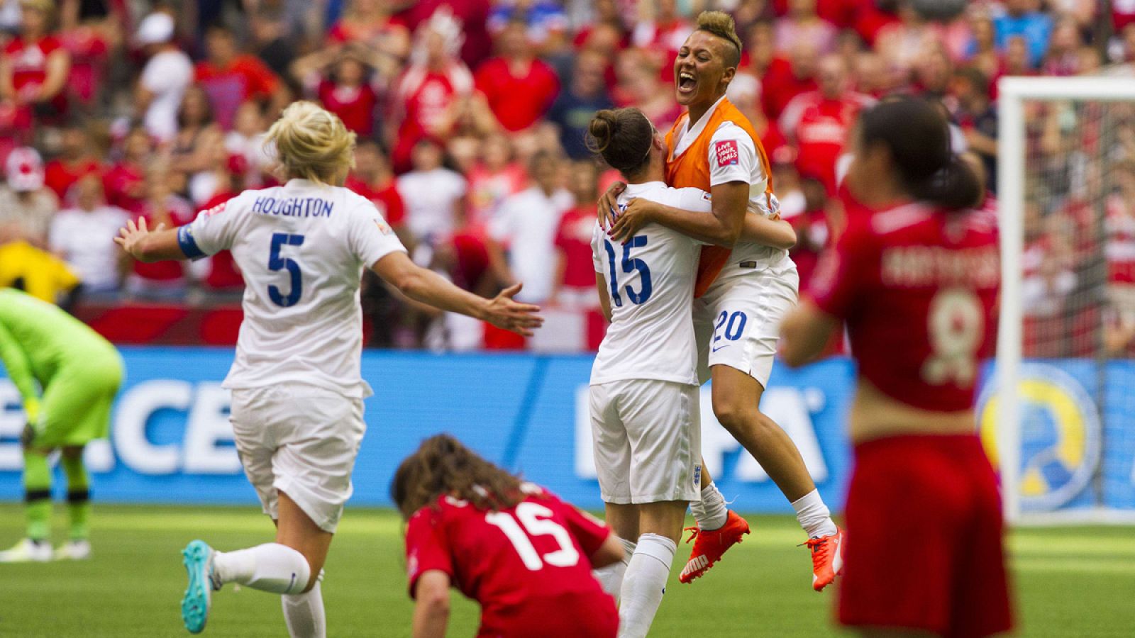 Las jugadoras de la selección femenina de Inglaterra celebran la victoria ante Canadá que les permite disputar por primera vez en sus historia una semifinales de un Mundial.
