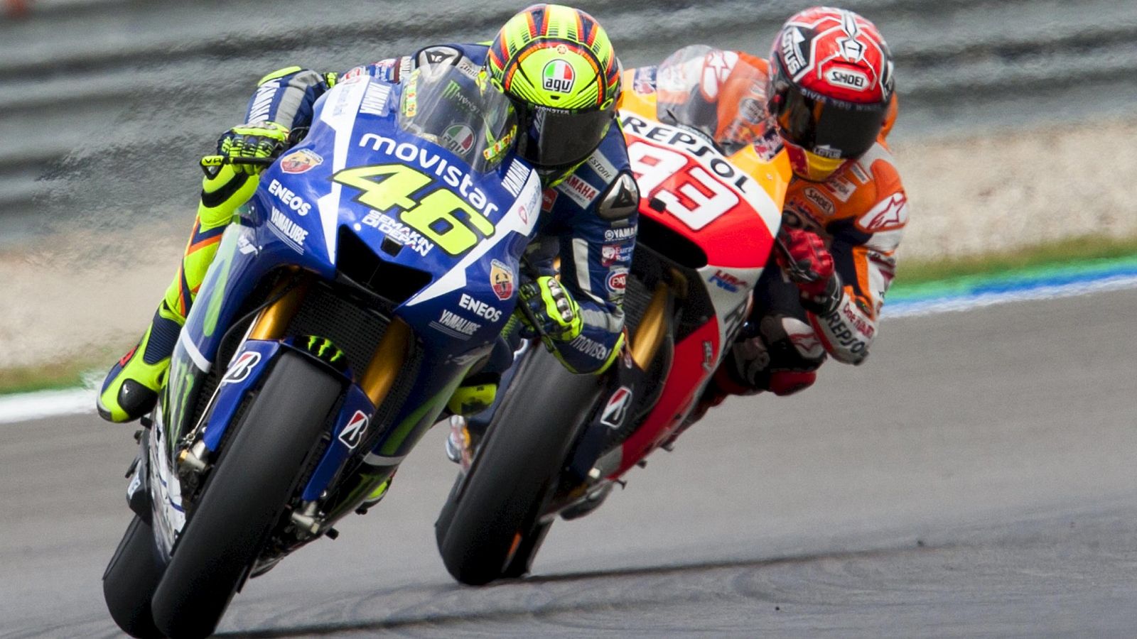 El italiano Valentino Rossi y el español Marc Márquez, en pleno duelo en Assen / REUTERS
