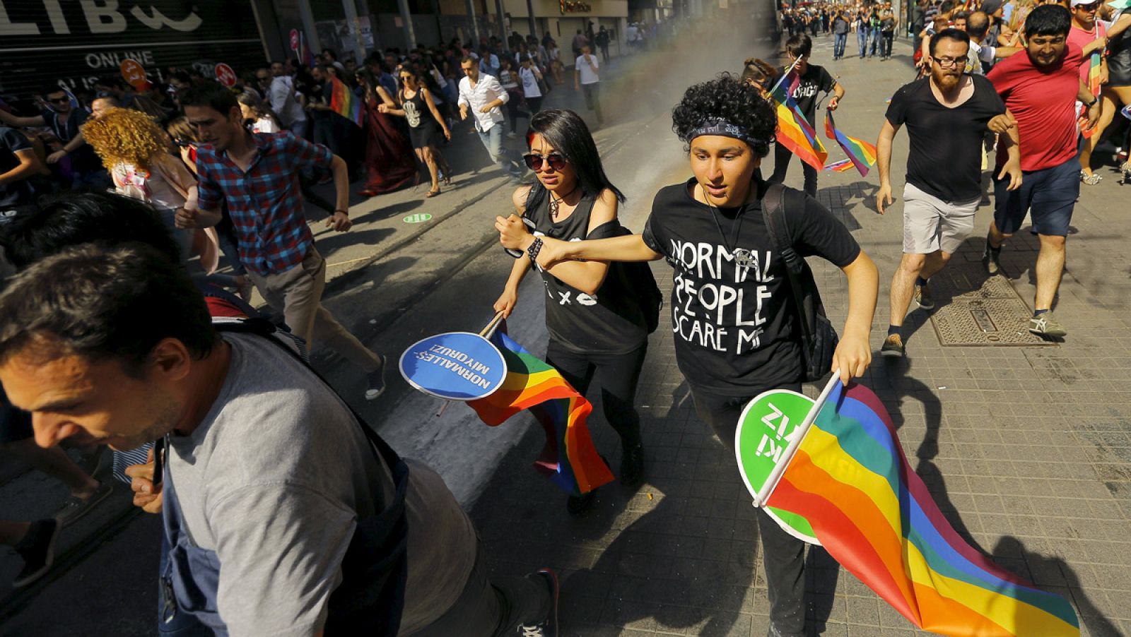 Activistas gays, lesbianas y transexuales (LGTB) corren delante de la Policía que dispersa la manifestación del orgullo gay en Estambul, Turquía