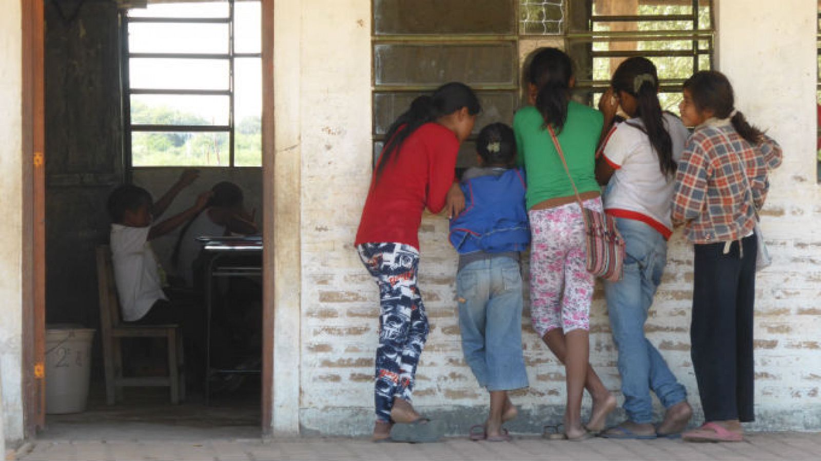 Varias alumnas en la escuela de San José de Esteros