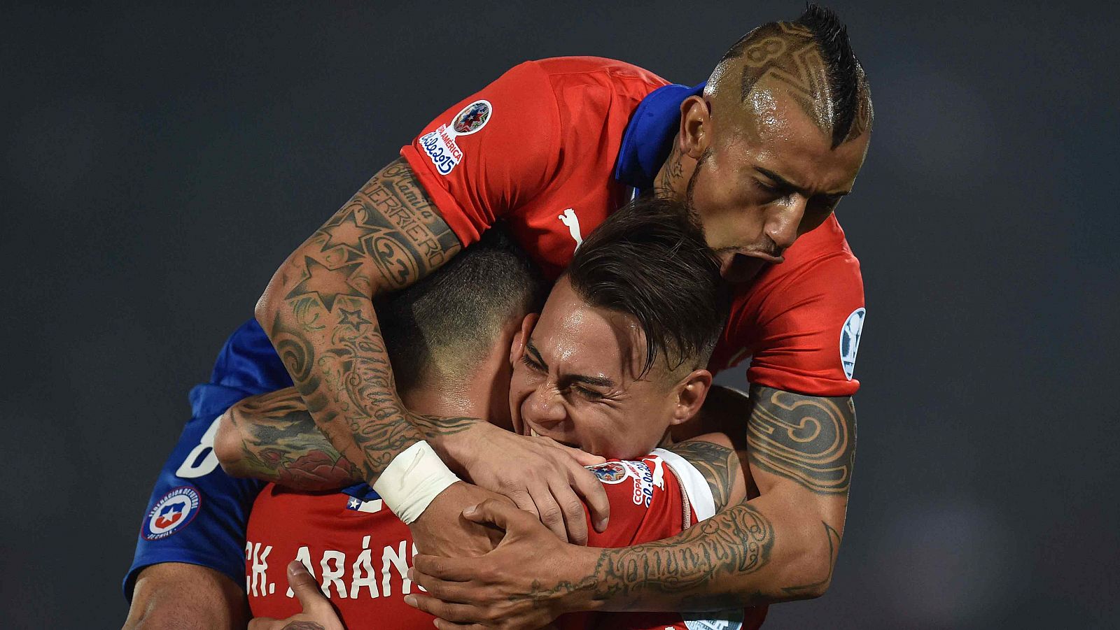 El jugador chileno Vargas celebra junto a sus compañeros Aranguiz y Vidal, uno de sus goles contra Perú en la semifinal de la Copa América.
