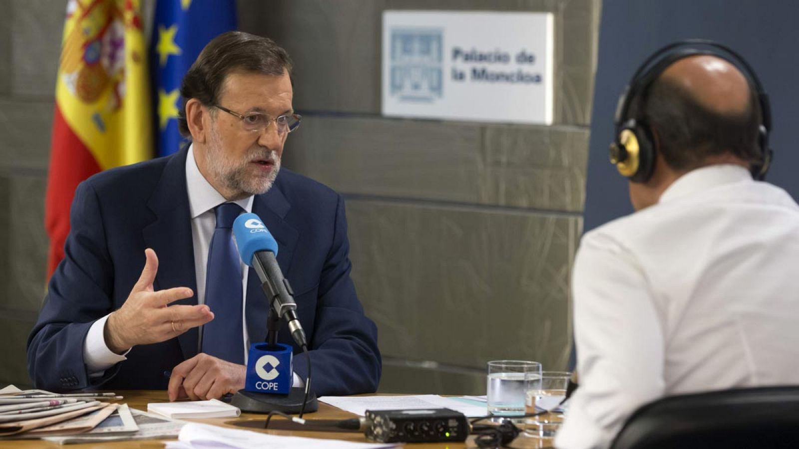 Fotografía facilitada por Presidencia del Gobierno, del presidente, Mariano Rajoy (i), durante la entrevista que ha concedido a la cadena Cope