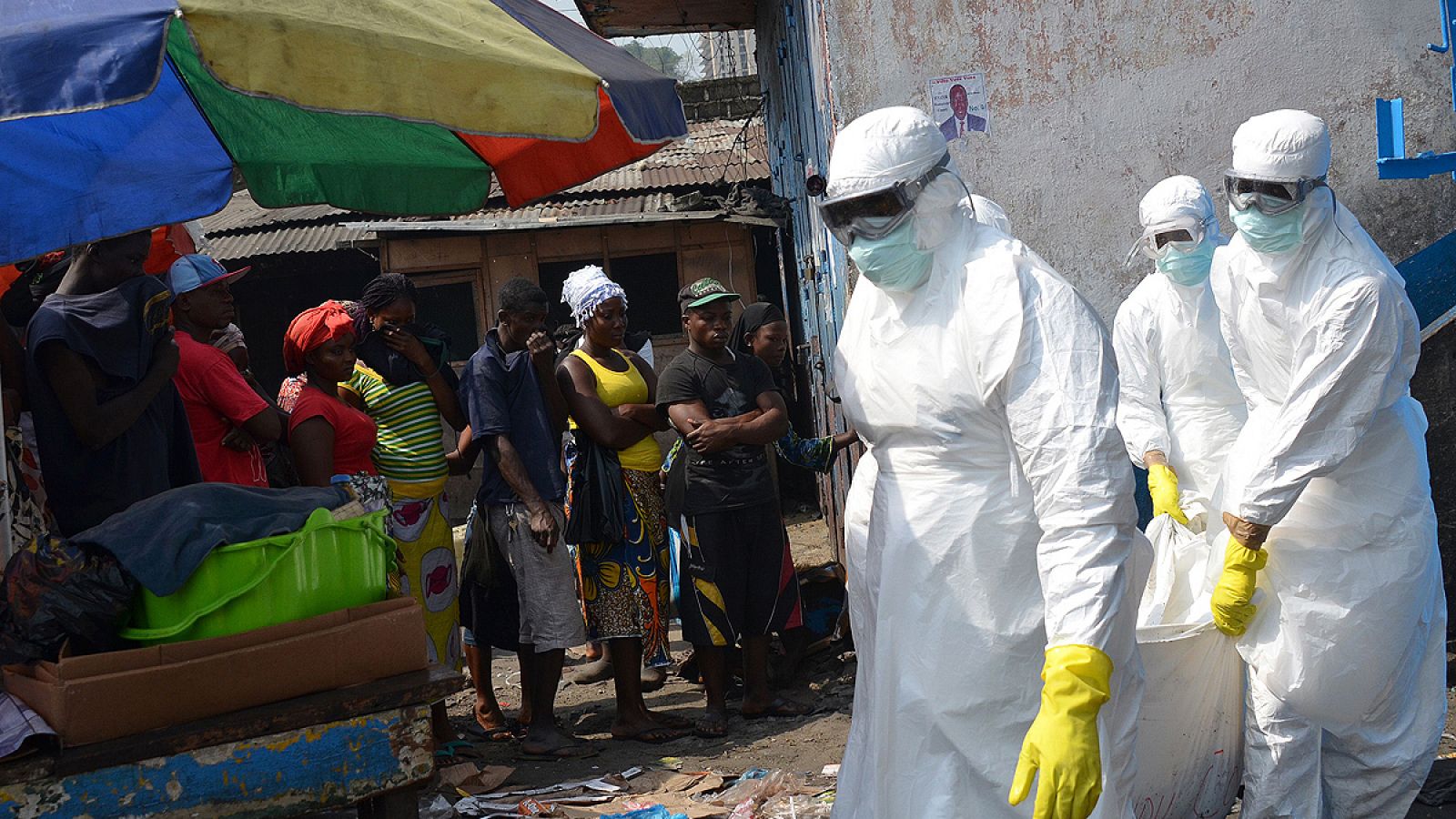 Imagen de archivo tomada el 5 de junio de 2015: trabajadores de Cruz Roja, con trajes de protección, llevan el cuerpo de una persona muerta por ébola