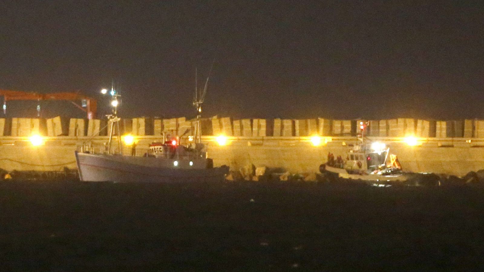 Fuerzas navales del Ejército israelí (dcha) escoltan a los activistas de la embarcación Marianne a su llegada al puerto de Ashdod, en el suroeste de Israel, el 29 de junio del 2015.