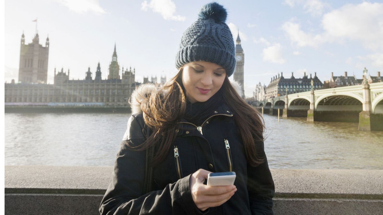 Una chica usando el móvil en Londres.