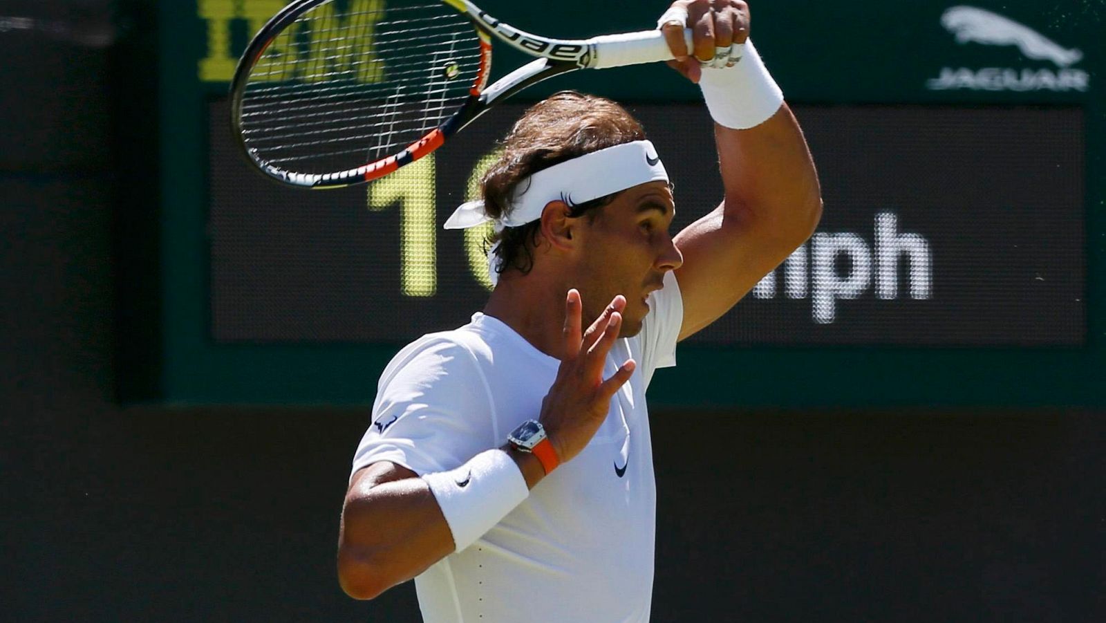 El tenista español Rafa Nadal devuelve una bola al brasileño Bellucci / REUTERS