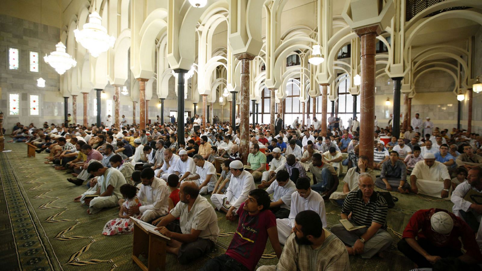 Un grupo de musulmanes reza en la mezquita de la M-30 de Madrid.