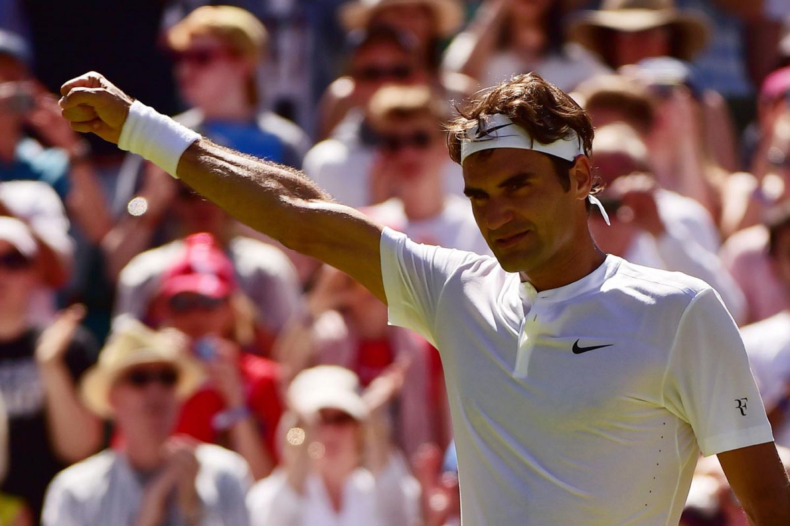 Federer comienza con victoria su camino en Wimbledon