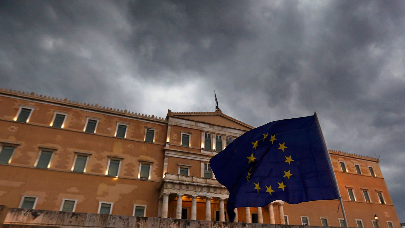 Una bandera de la UE ondea delante del Parlamento en Atenas