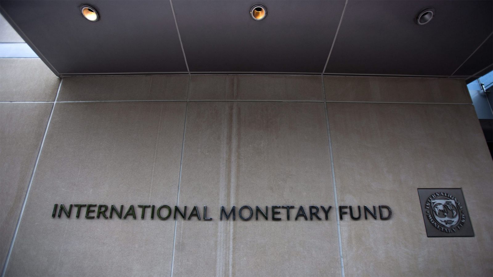 Imagen de la fachada de la sede del FMI en Washington, con el letrero del nombre de la entidad.