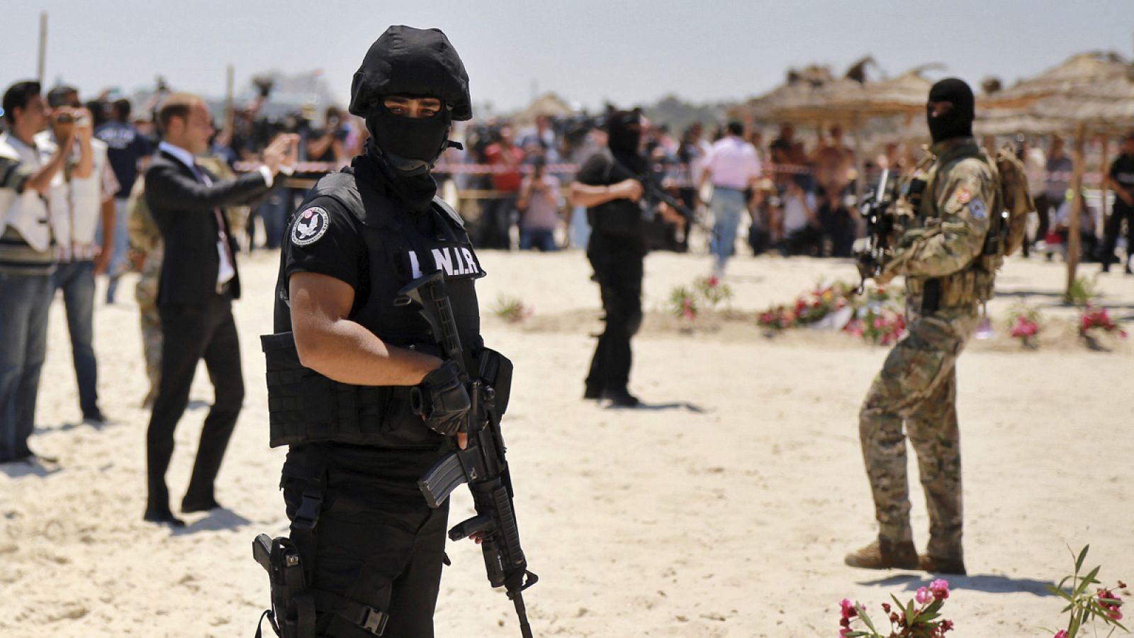 Efectivos de las Fuerzas de Seguridad tunecinas vigilan la playa donde se produjo el atentado durante una ofrenda floral cerca del hotel Imperial Marhaba en Susa (Túnez).
