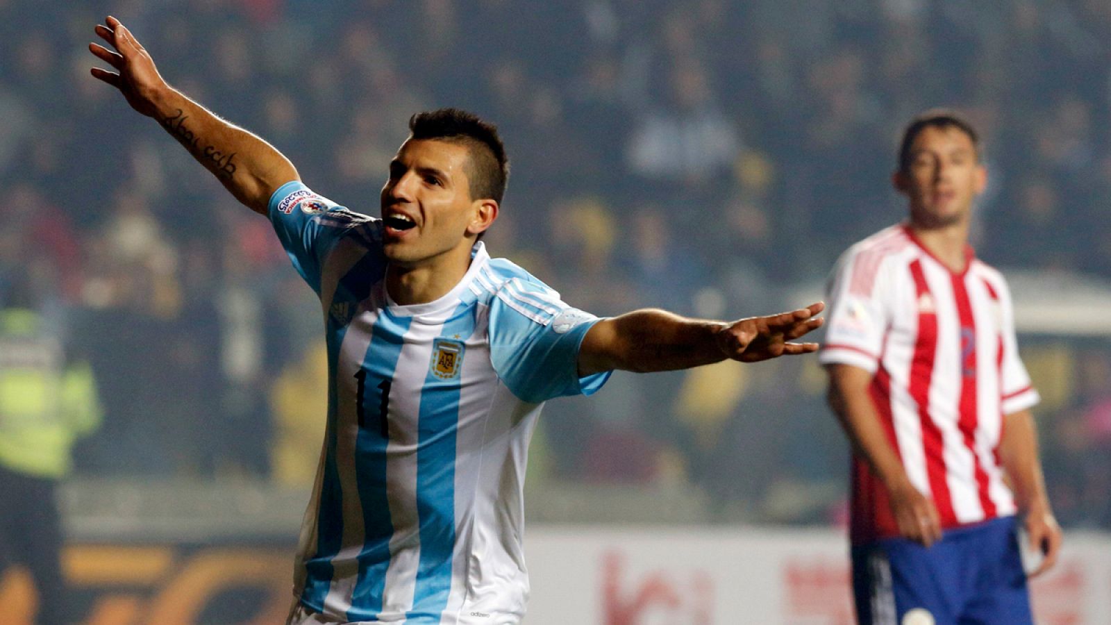 El futbolista argentino Sergio Agüero celebra un gol ante la impotencia de los jugadores de Paraguay en las semifinales de la Copa América.