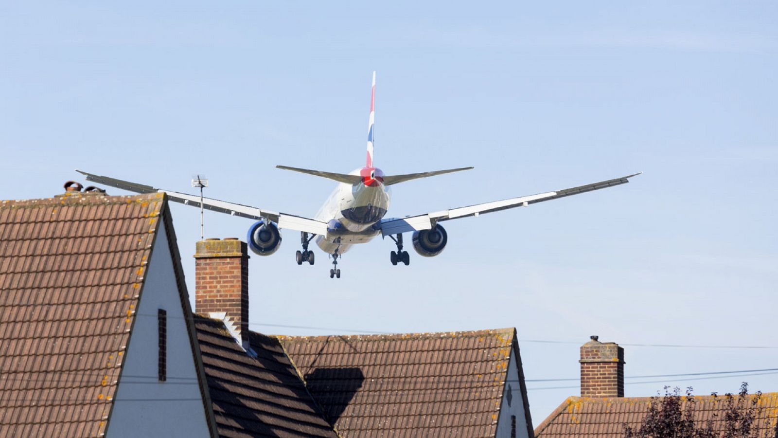 Un avión aterrizando en el aeropuerto de Heathrow