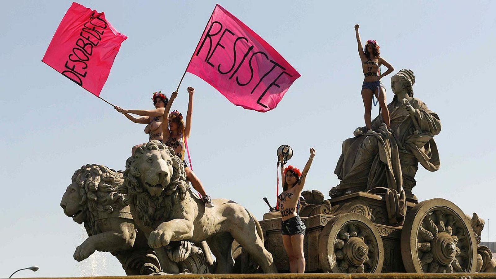 Cuatro activistas de Femen en La Cibeles en protesta por la 'ley mordaza'