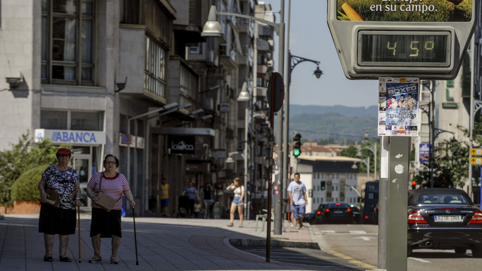 Dos mujeres caminan en Ourense en plena ola de calor