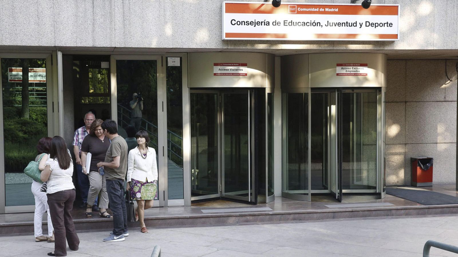 Miembros de la asociación de padres del instituto madrileño Ciudad de Jaén salen de la Consejería de Educación.