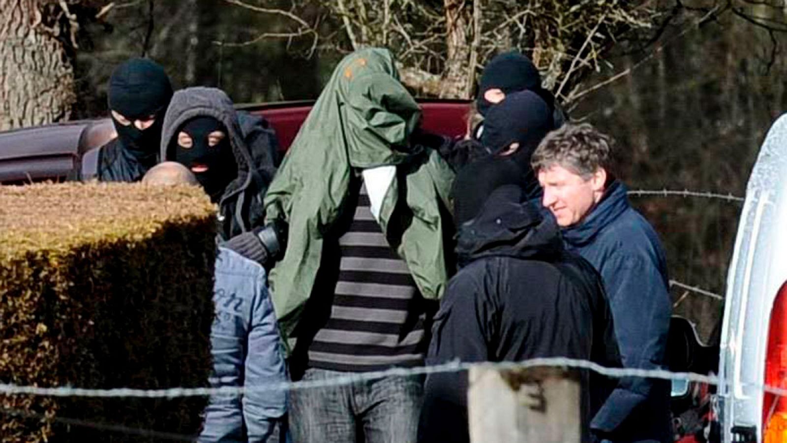 Varios agentes de la policía junto a Ibon Gogeaskoetxea, detenido en una casa rural de la localidad de Cahan, en la región de Baja Normandía (noroeste de Francia) en febrero de 2010.