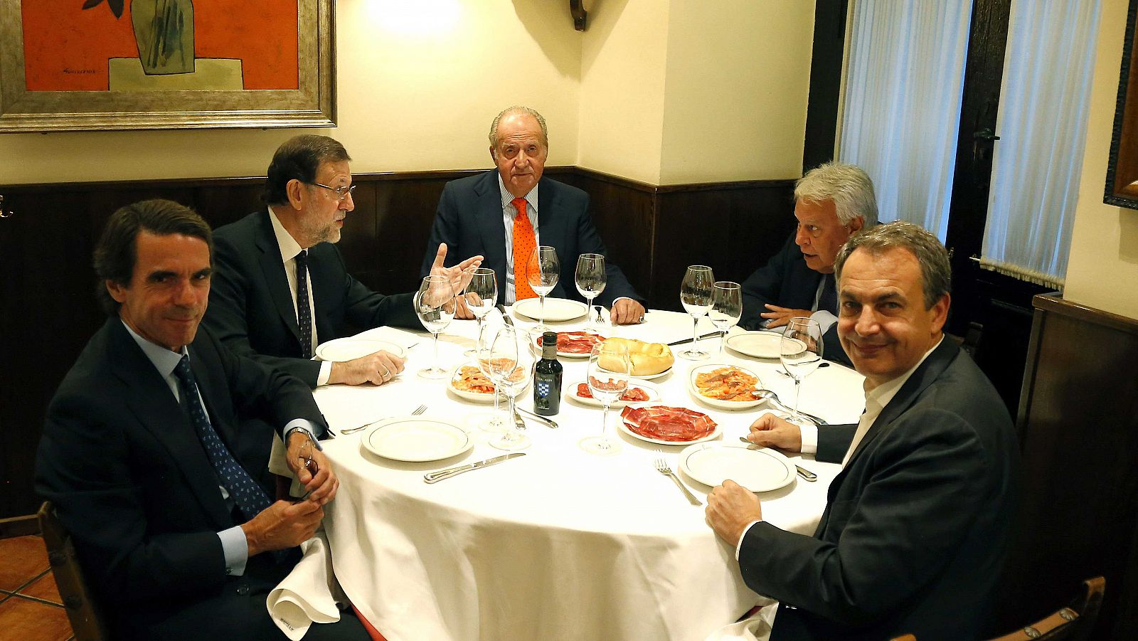 Imagen facilitada por Presidencia del Gobierno, del Rey Juan Carlos acompañado por el Presidente del Gobierno, Mariano Rajoy y los expresidentes José María Aznar, Felipe González y José Luis Rodriguez Zapatero.